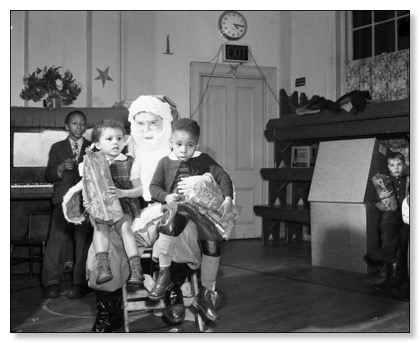 Père Noël dans une famille afro canadienne - Archives