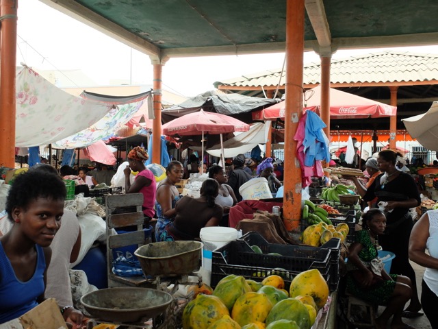 Praia &ndash; march&eacute; du Plat&ocirc;